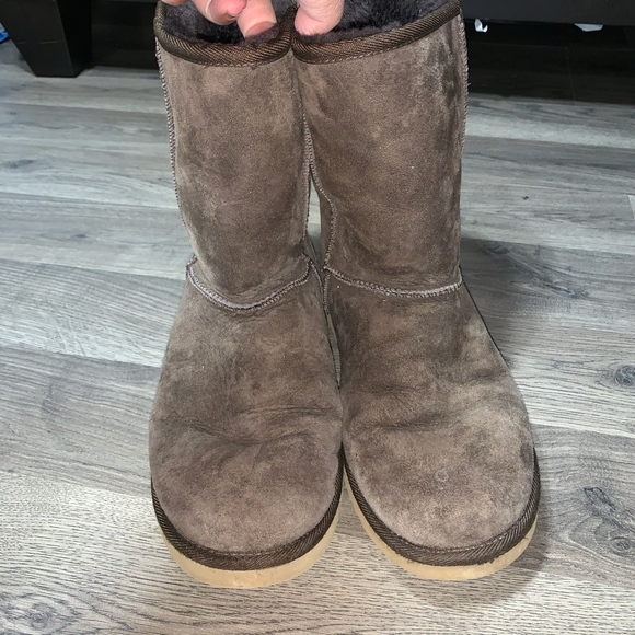 UGG Classic Short Brown Boots / 9 - Picture 4 of 6